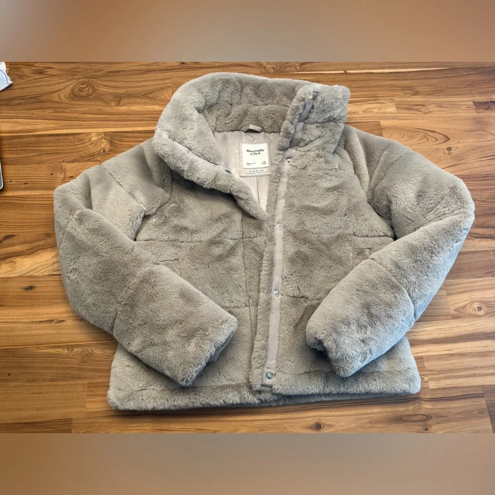 Abercrombie Faux Fur Mini Puffer Size Extra Small Light Grey - Picture 6 of 11
